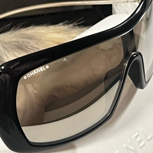💎Chanel Mirrored Sunglasses with case & lens cloth - EUC, black & silver - Picture 8 of 11